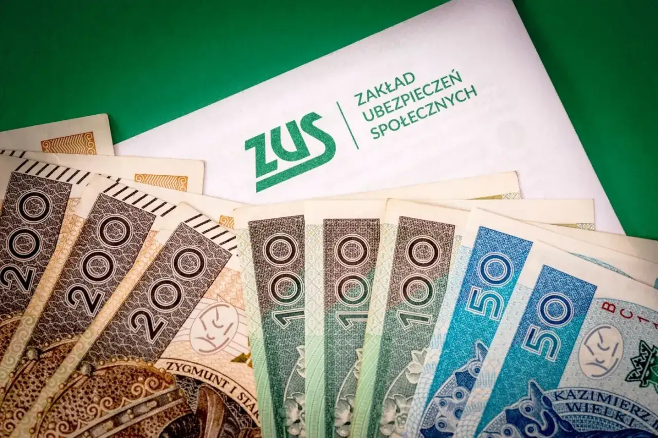 ZUS i banknoty 200, 100, 50 zł. Tabela 13 emerytura 2026 może zawierać takie kwoty.