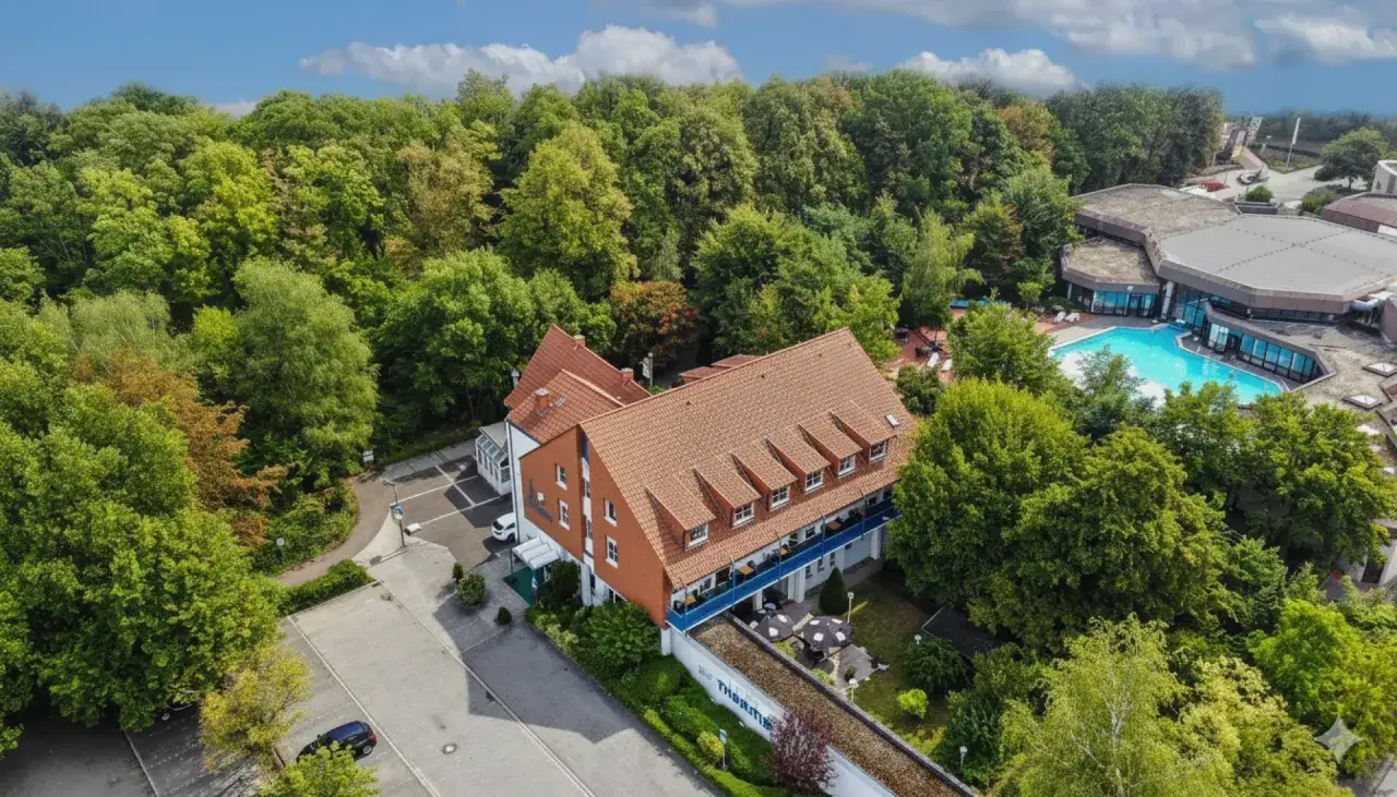 Luftaufnahme des Hotels und der Therme in Bad Westernkotten, umgeben von viel Grün.