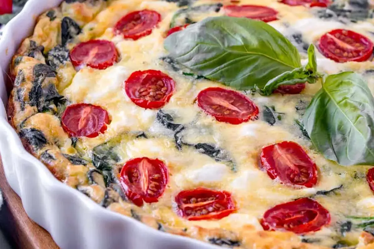 Frische vegetarische Quiche mit Spinat, Kirschtomaten und Basilikum. Ein k&ouml;stliches vegetarisches Quiche Rezept f&uuml;r jeden Anlass.
