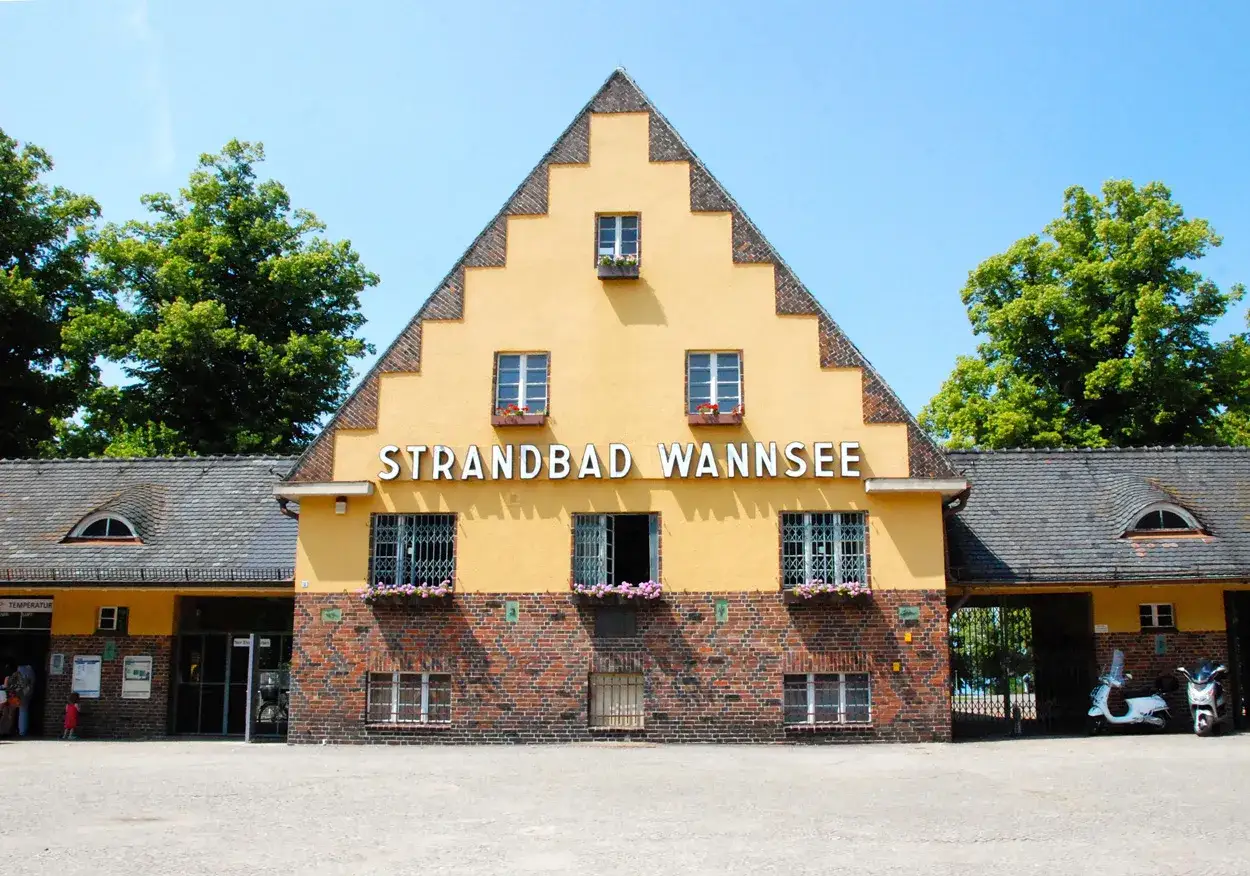 Gelbes Geb&auml;ude mit der Aufschrift 