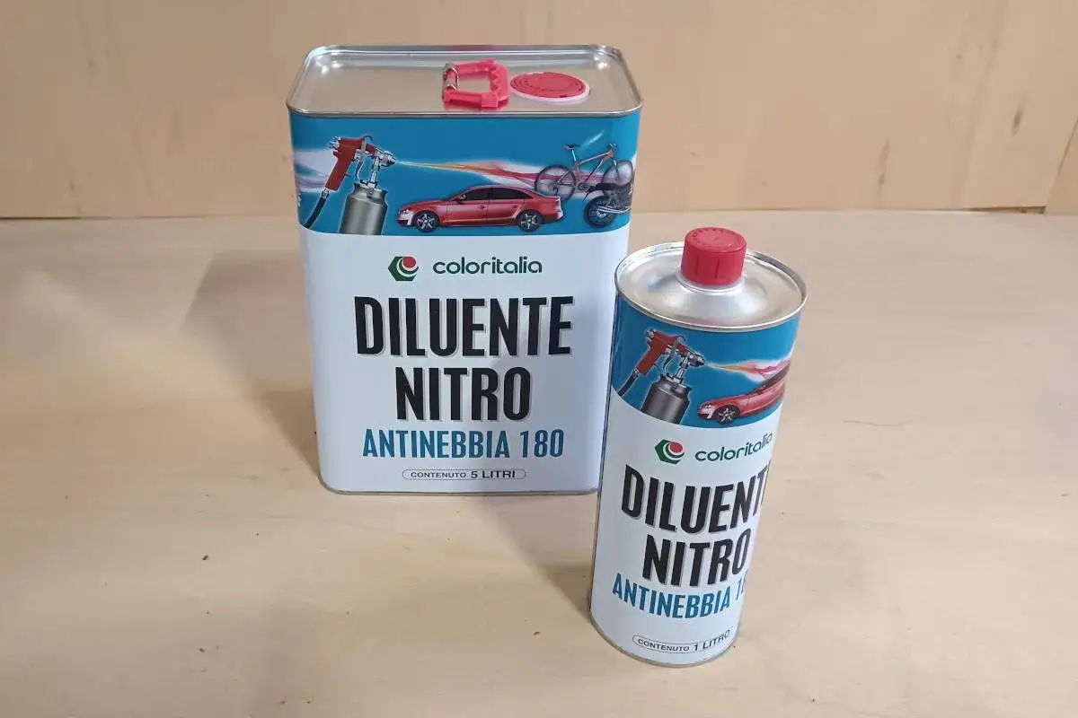 Due barattoli di diluente nitro Coloritalia, uno da 5 litri e uno da 1 litro, con grafica di auto e bici. La differenza tra diluente sintetico o nitro &egrave; chiara nella scelta del prodotto.