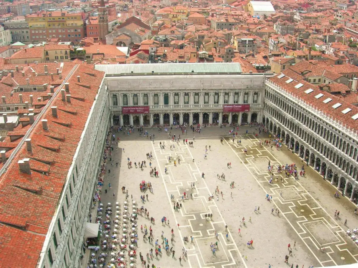 zatłoczony plac świętego marka wenecja