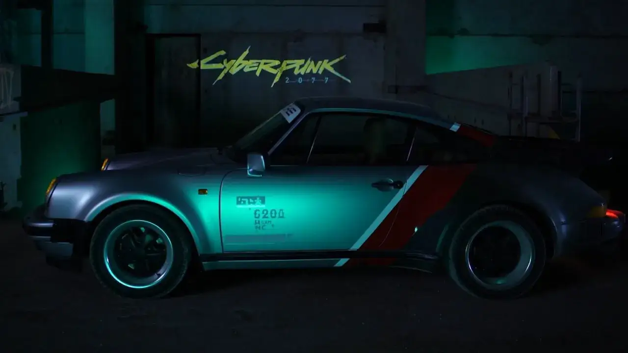 Klasyczny Porsche 911 w stylu cyberpunk, z neonowym oświetleniem i logo gry na ścianie.
