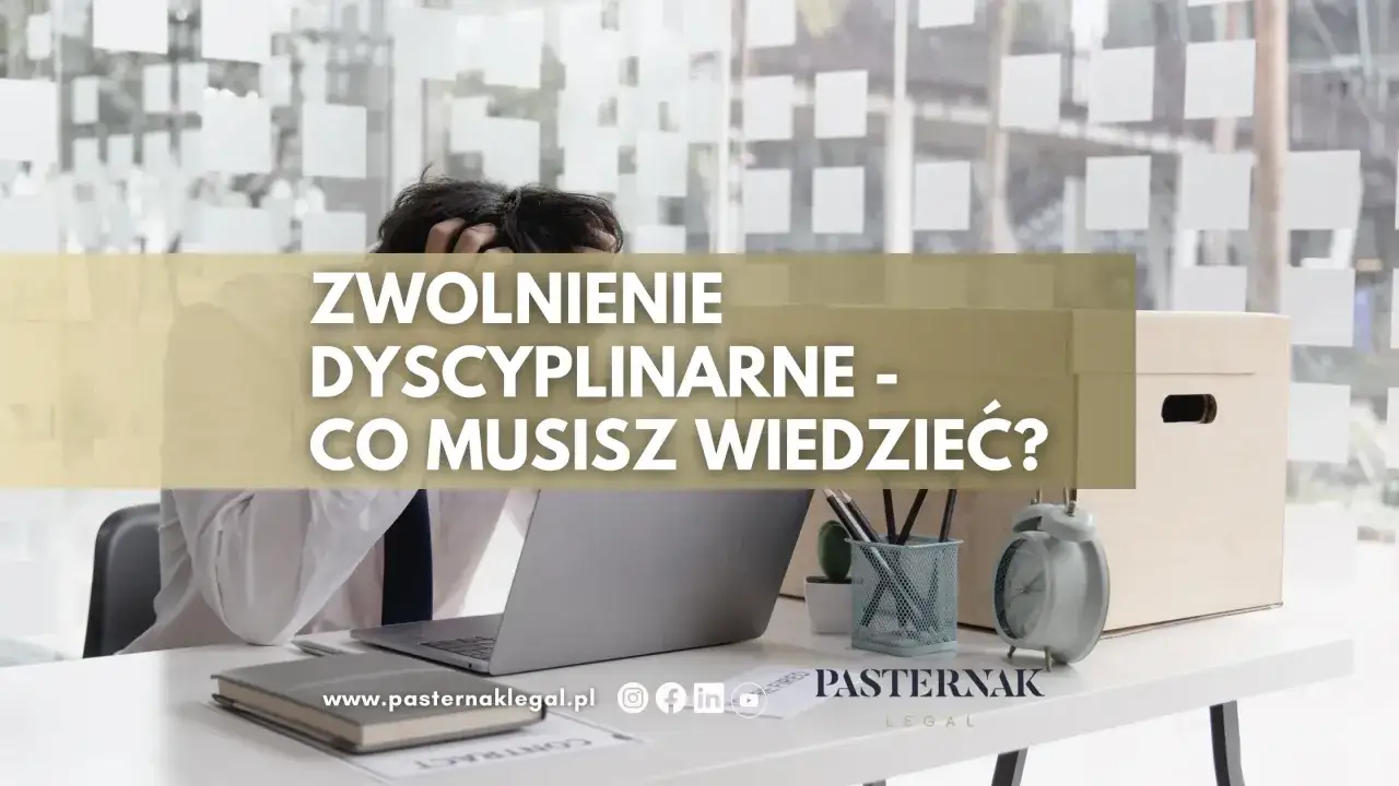 Zwolnienie dyscyplinarne - poznaj powody i konsekwencje. Zrozpaczony pracownik przy biurku.