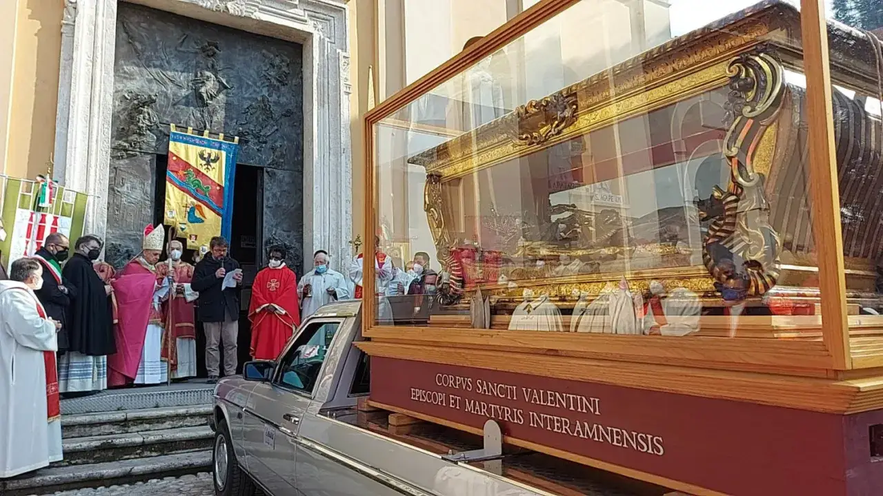 Reliquie di San Valentino, vescovo e martire, trasportate in processione. La teca dorata riporta la scritta 