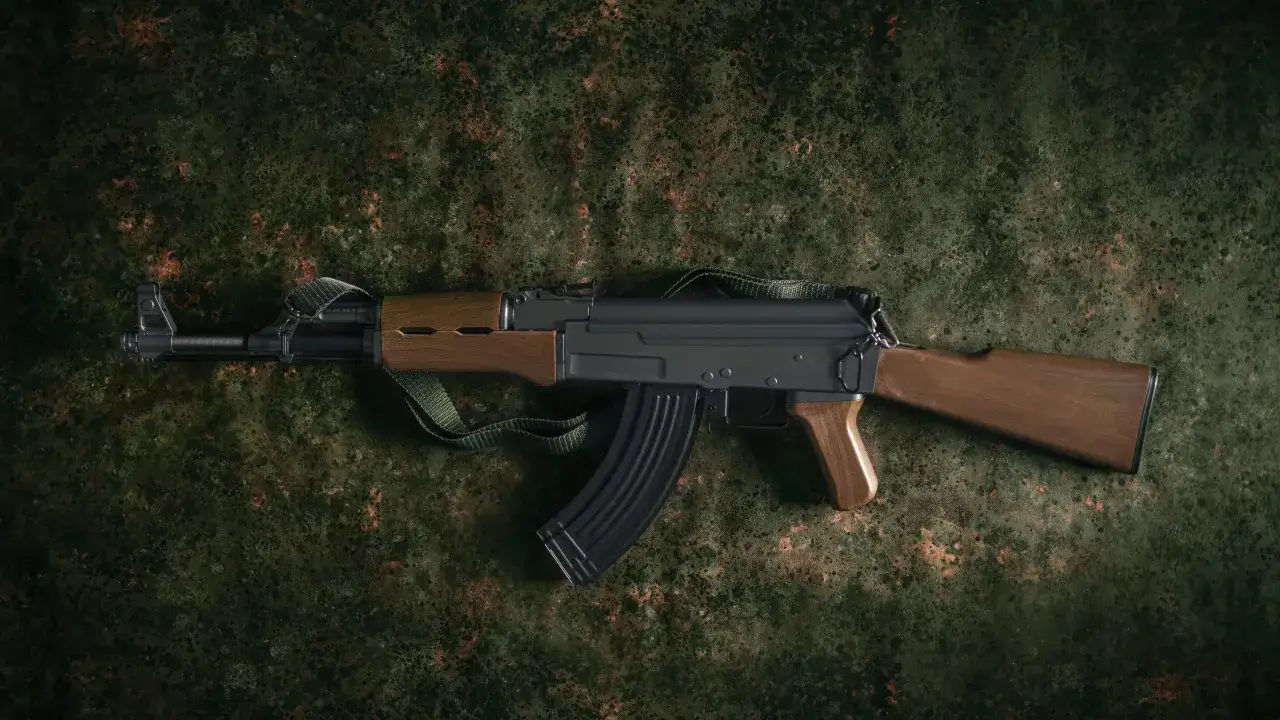 Karabin ASG leży na postarzanej, zielonej tkaninie. Idealny do rozpoczęcia przygody z airsoftem.