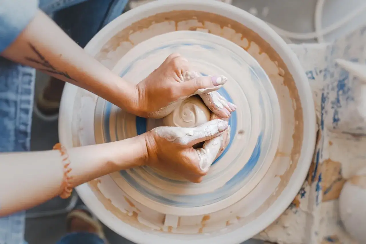 różne formy zajęć ceramicznych