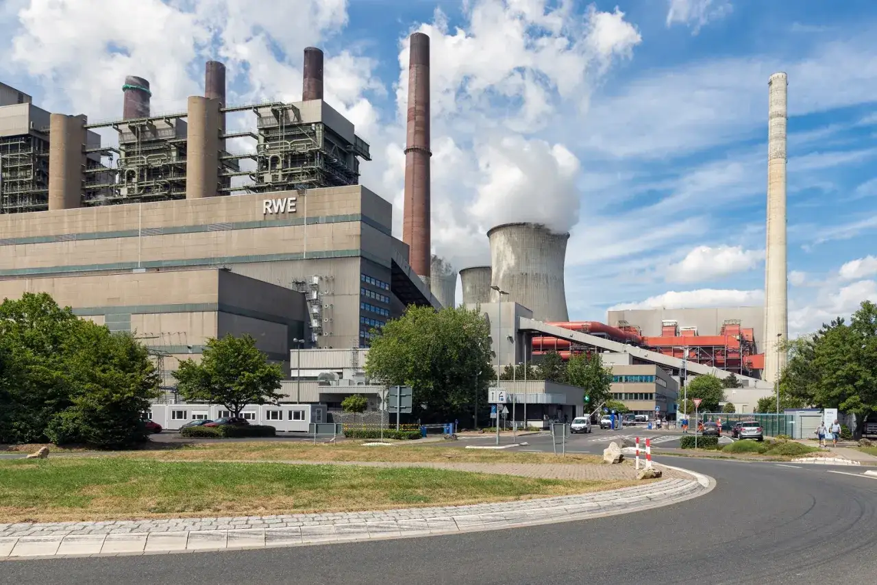 RWE Kraftwerk mit K&uuml;hlt&uuml;rmen und Schornsteinen. Hier wird &uuml;ber den RWE Tarifvertrag verhandelt.