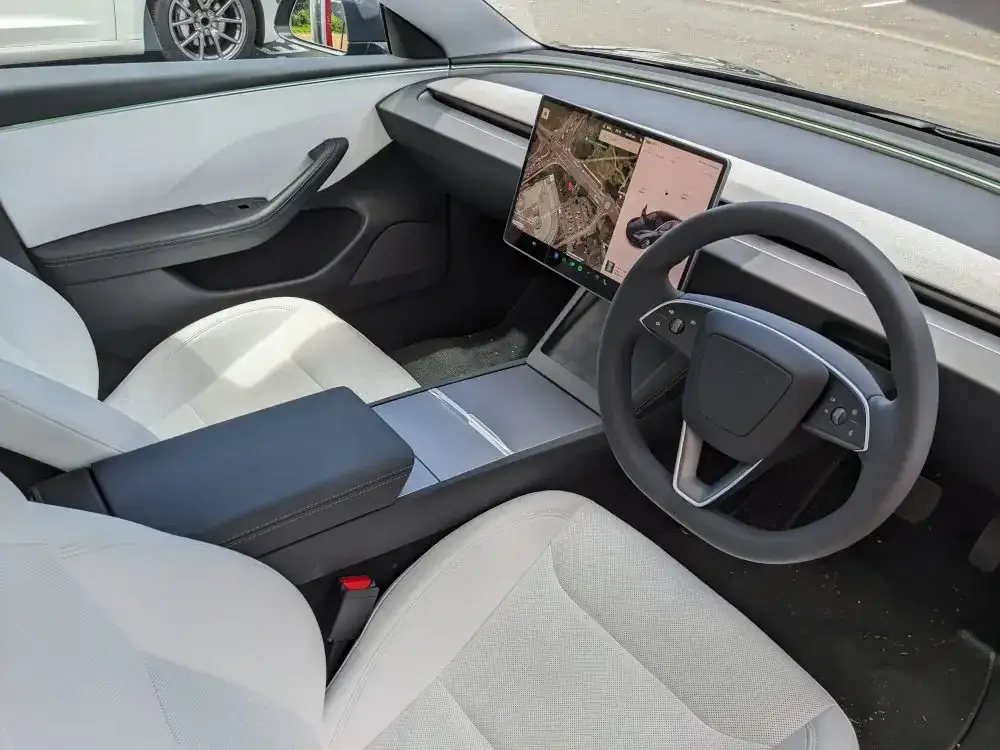 Tesla Model 3 Highland wnętrze, Tesla Model 3 Highland z zewnątrz