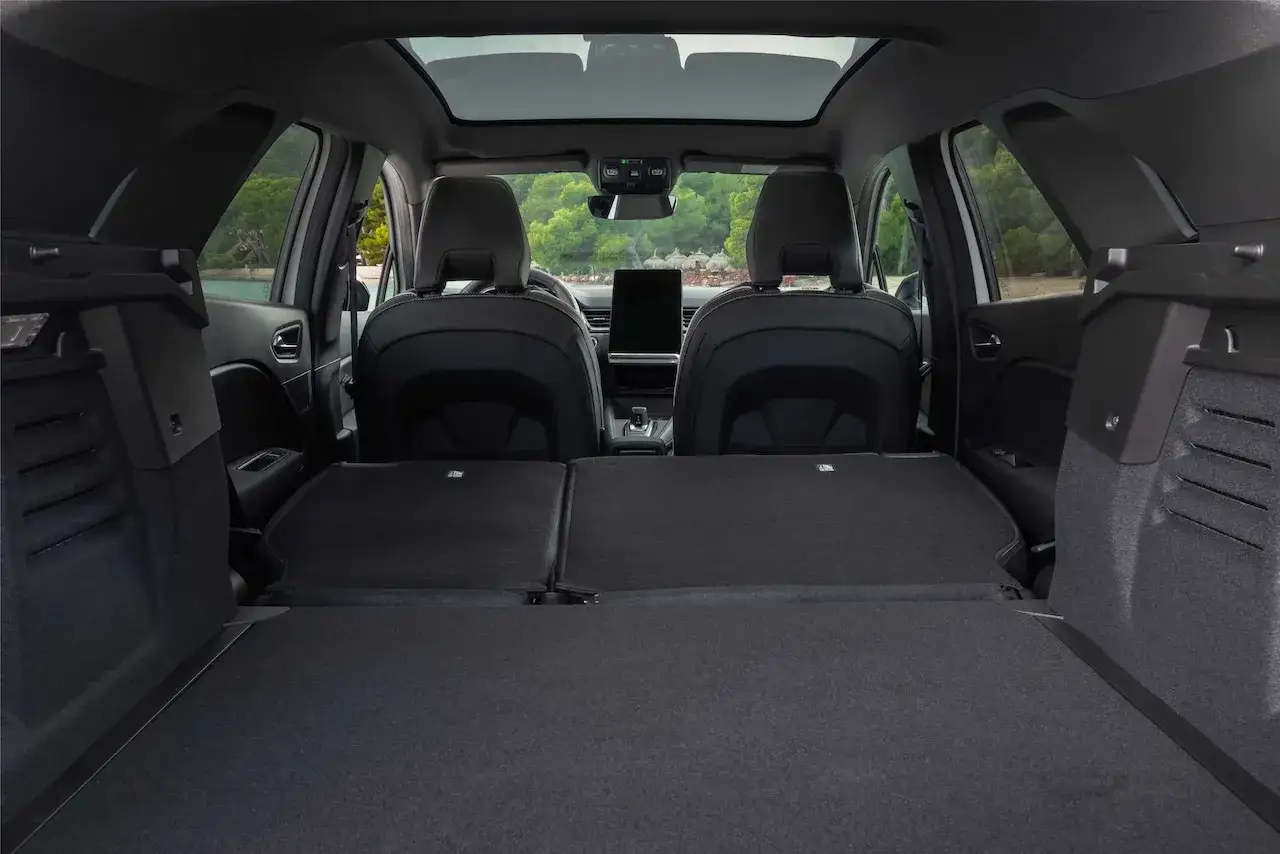 Wnętrze Mitsubishi Grandis 2025 z rozłożonymi tylnymi siedzeniami, gotowe na podróż.