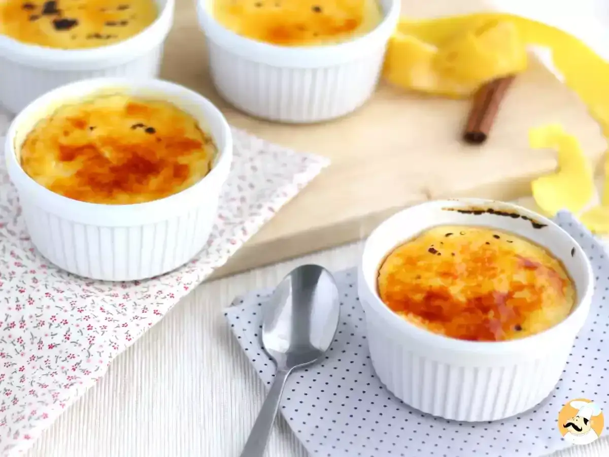 Crème brûlée czy crema catalana? Cztery białe kokilki z karmelizowanym cukrem, gotowe do rozkoszowania się.