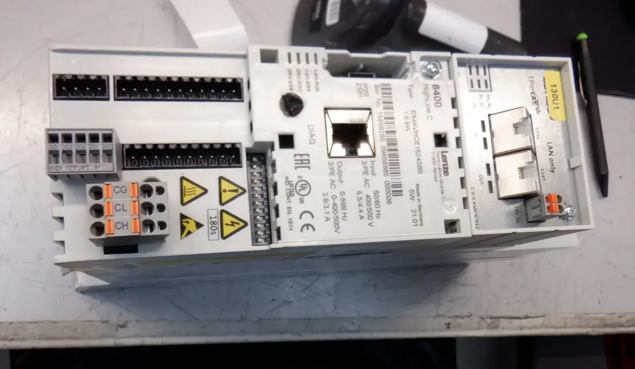 Falownik Lenze 8400 HighLine C, 1.5 kW, z wieloma złączami i oznaczeniami. Wygląda na to, że falownik nie startuje, co może być spowodowane problemem z okablowaniem lub ustawieniami.