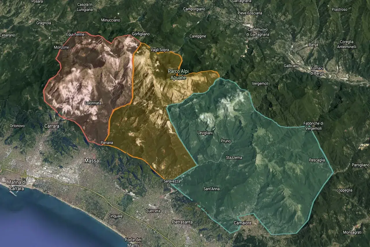 Le Alpi Apuane, con i loro picchi e valli, sono evidenziate in diverse aree colorate, mostrando la loro estensione da Carrara a Seravezza.