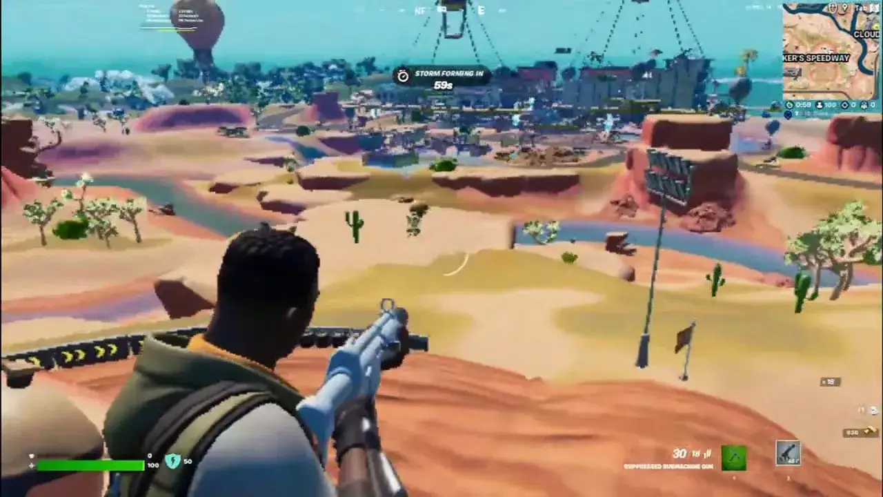 Gracz w grze Fortnite celuje z broni w pustynnym krajobrazie, gdzie zbliża się burza.