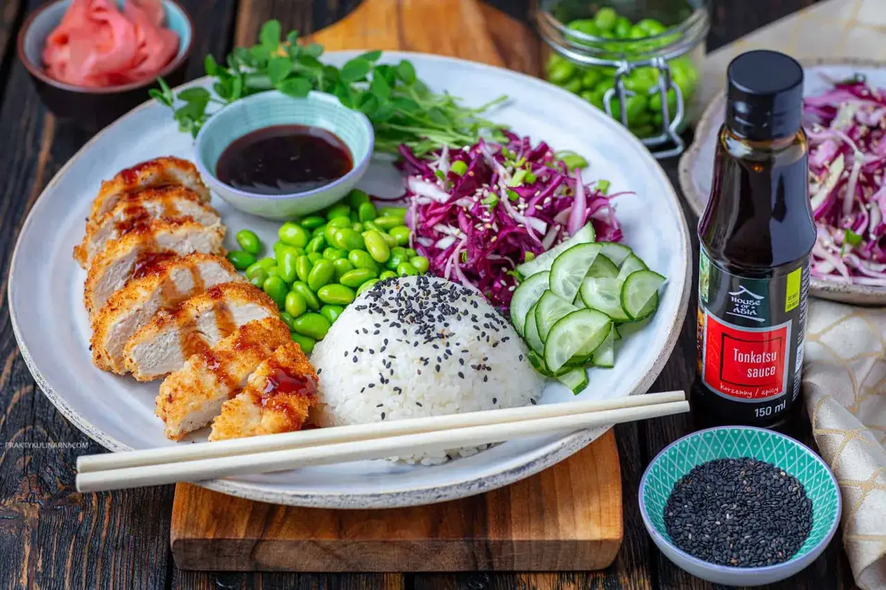 Najprostszy ryż z kurczakiem w panierce, z edamame, czerwoną kapustą, ogórkiem i sosem tonkatsu.