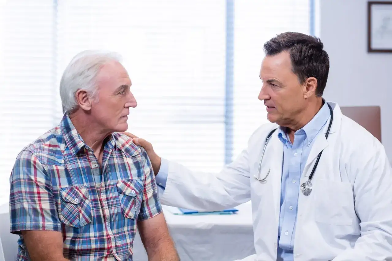 Lekarz uspokaja pacjenta, którego wynik PSA jest niepokojący.