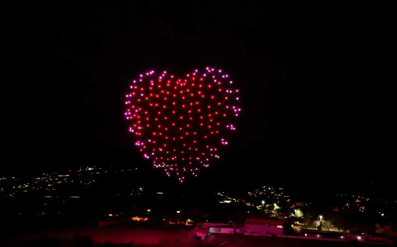 Un corazón gigante de luces rojas y rosas ilumina el cielo nocturno de Madrid. Un espectáculo de drones que deslumbra.