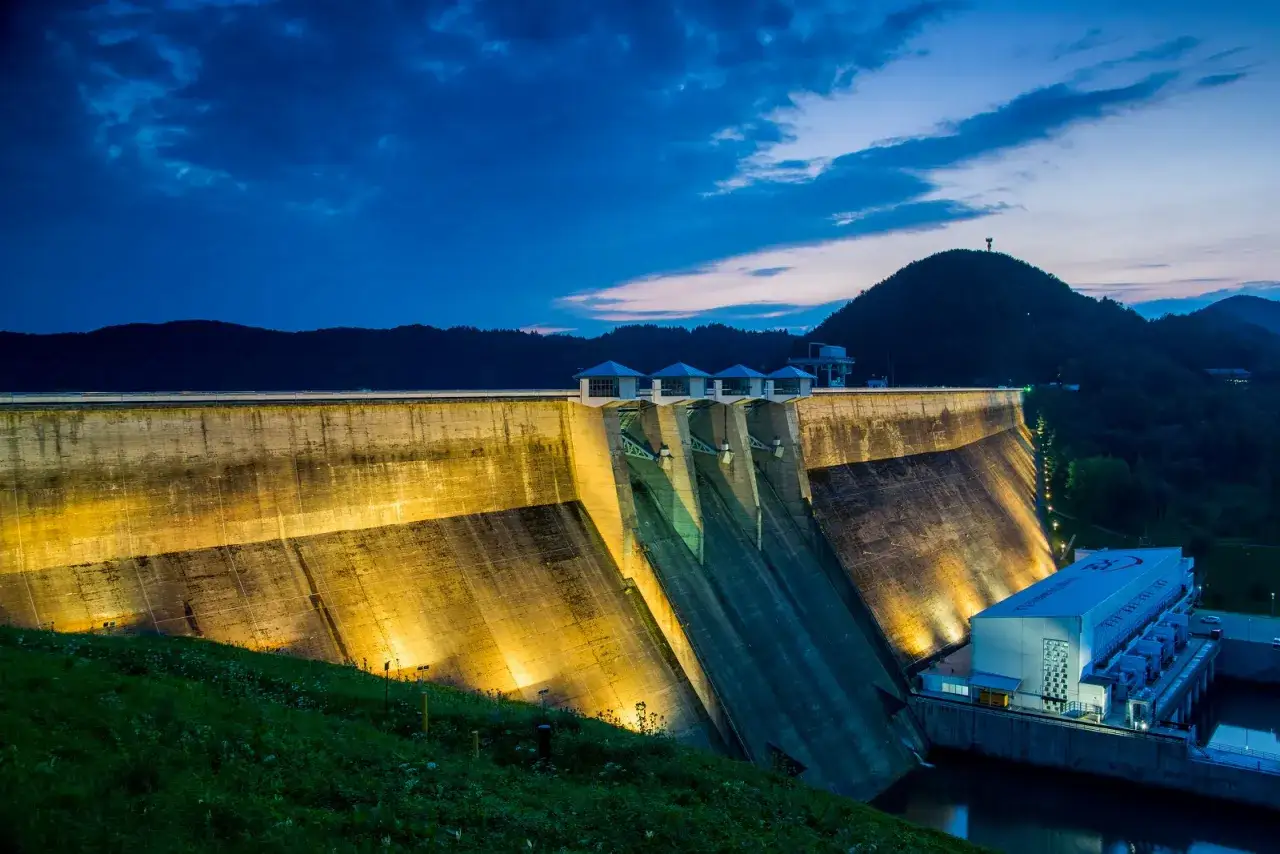 Zapora w Solinie nocą, jesienne Bieszczady w tle.