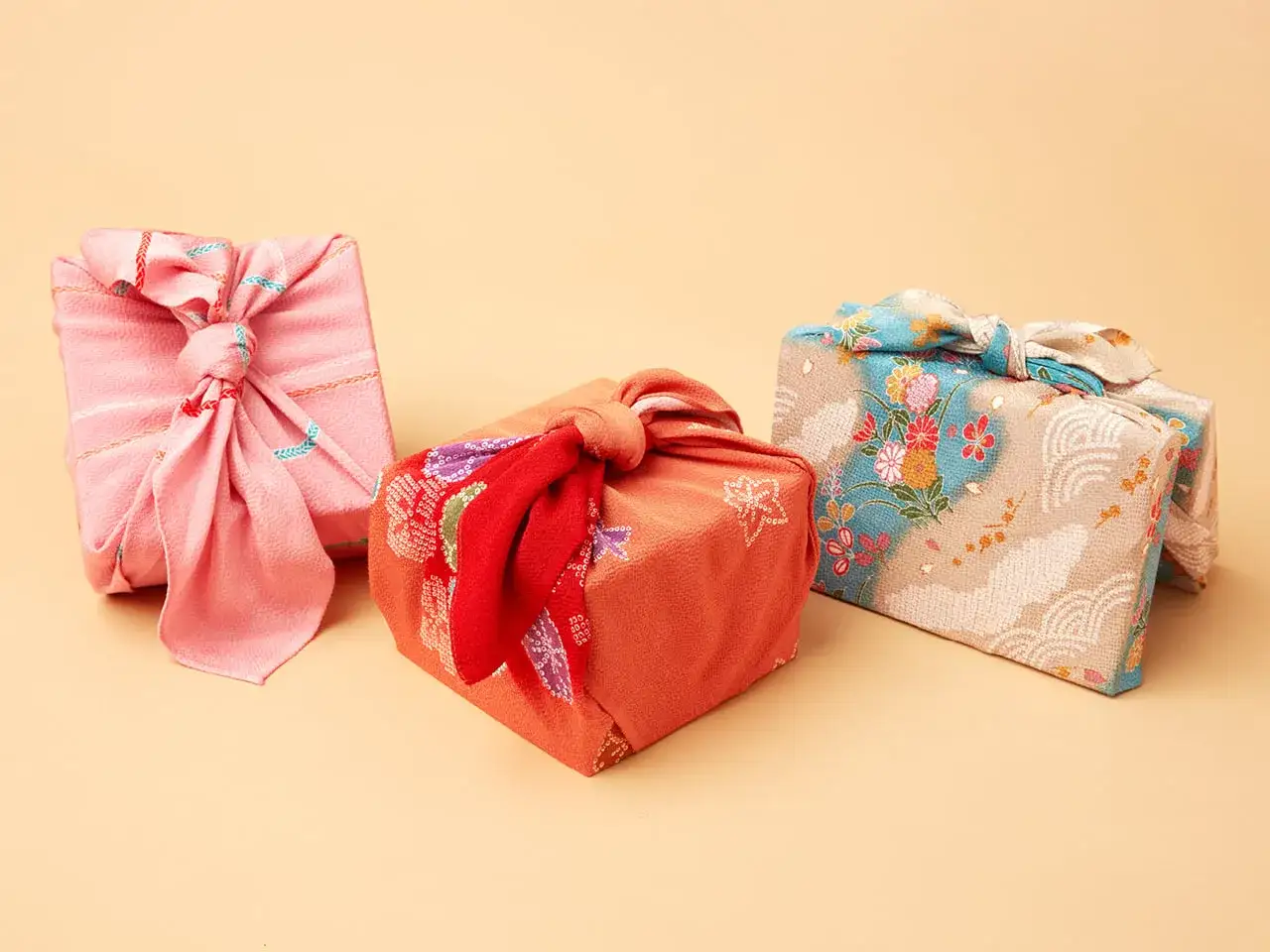 Drei Geschenke, kunstvoll in bunten Stoffen verpackt. Eine **Furoshiki Anleitung** zeigt, wie einfach und sch&ouml;n diese japanische Wickeltechnik ist.