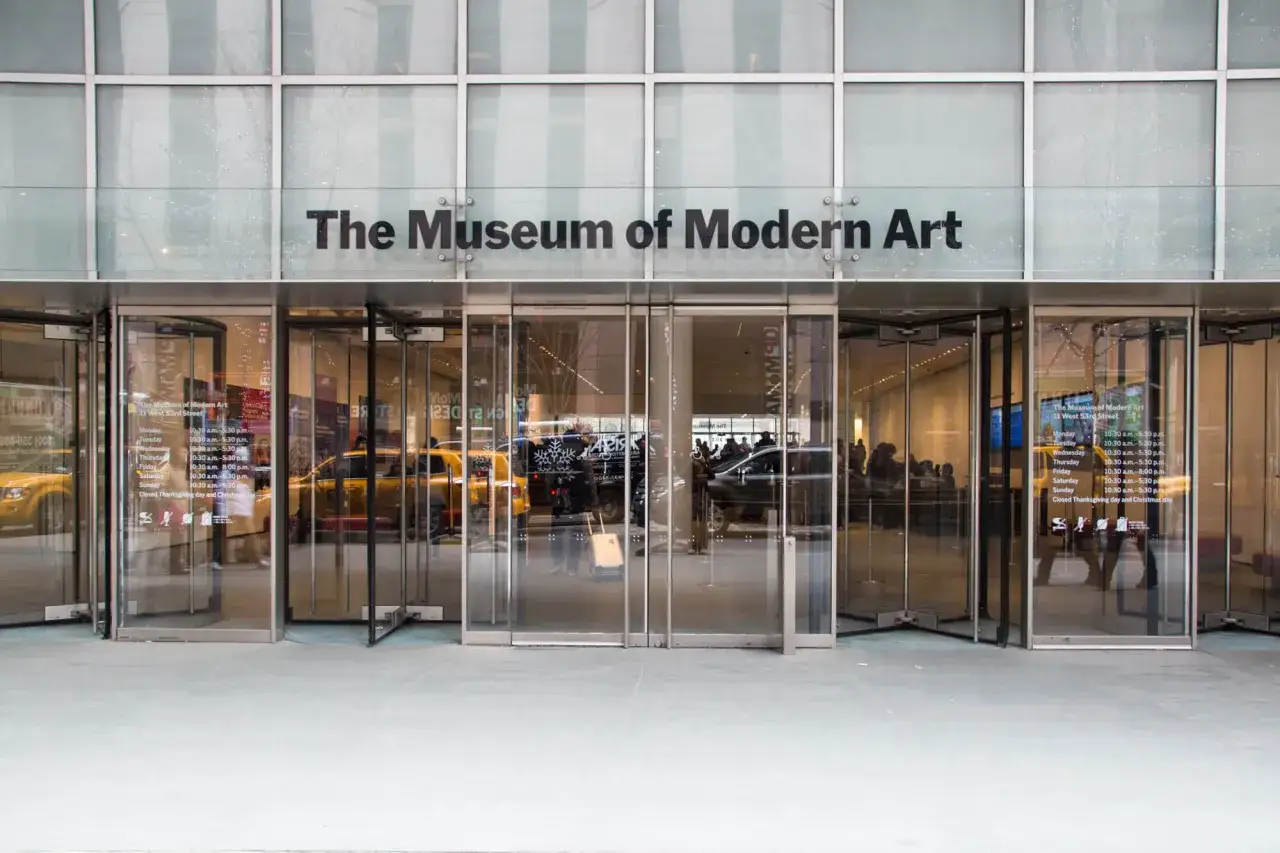 Wejście do MoMA. Sprawdź godziny otwarcia muzeum, aby zaplanować wizytę.