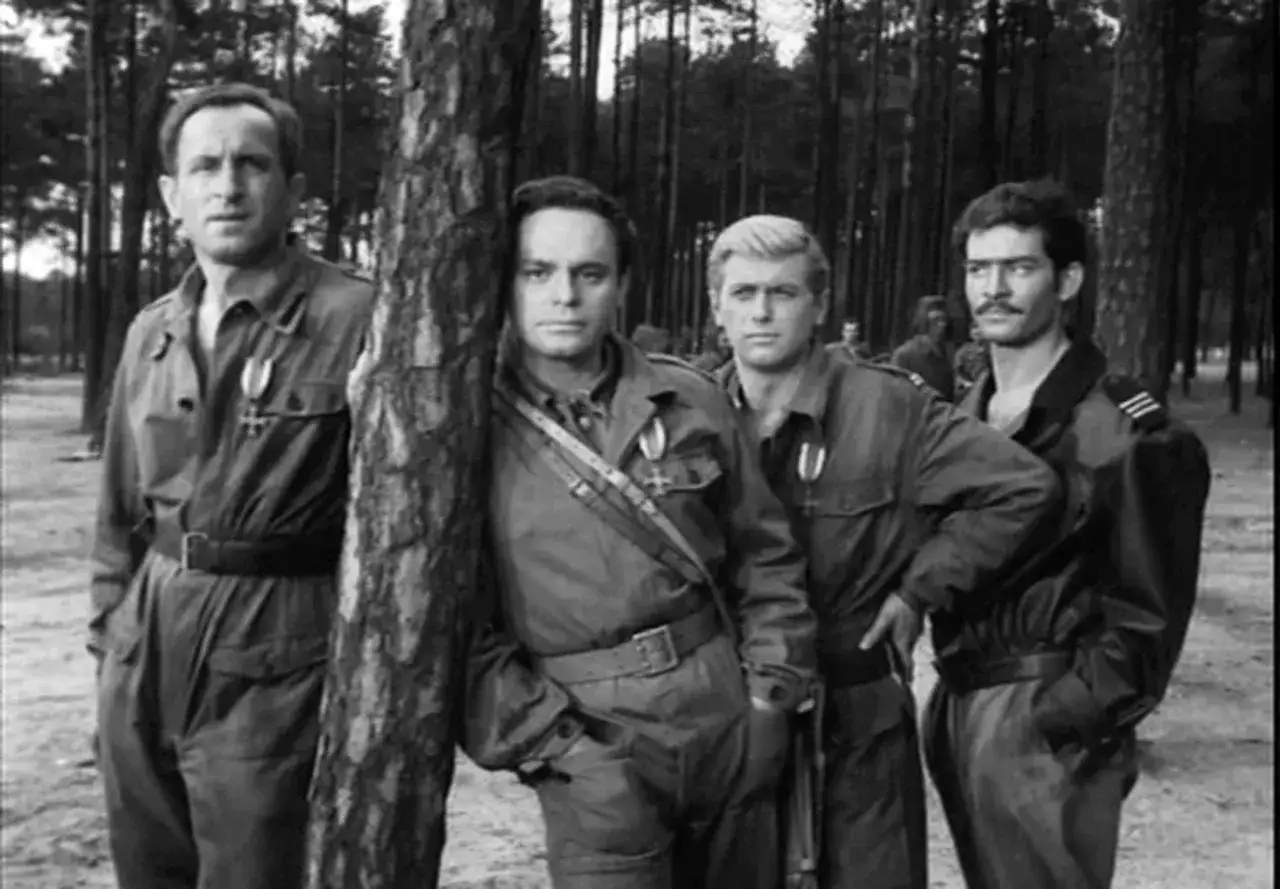 Czterej pancerni i pies obsada: Janek, Gustaw, Olgierd i Wichura w leśnej scenerii.