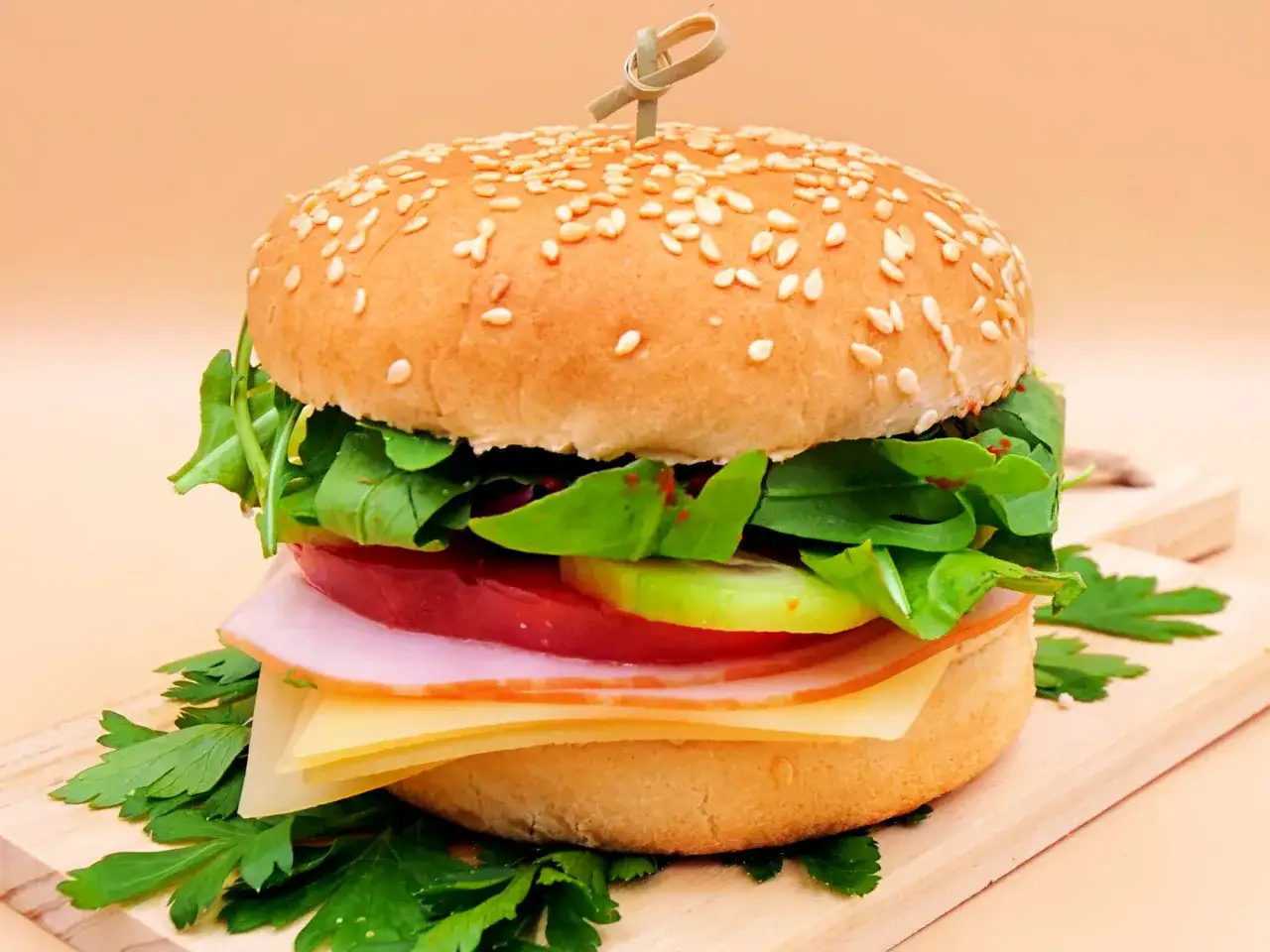 przekrój hamburgera składniki