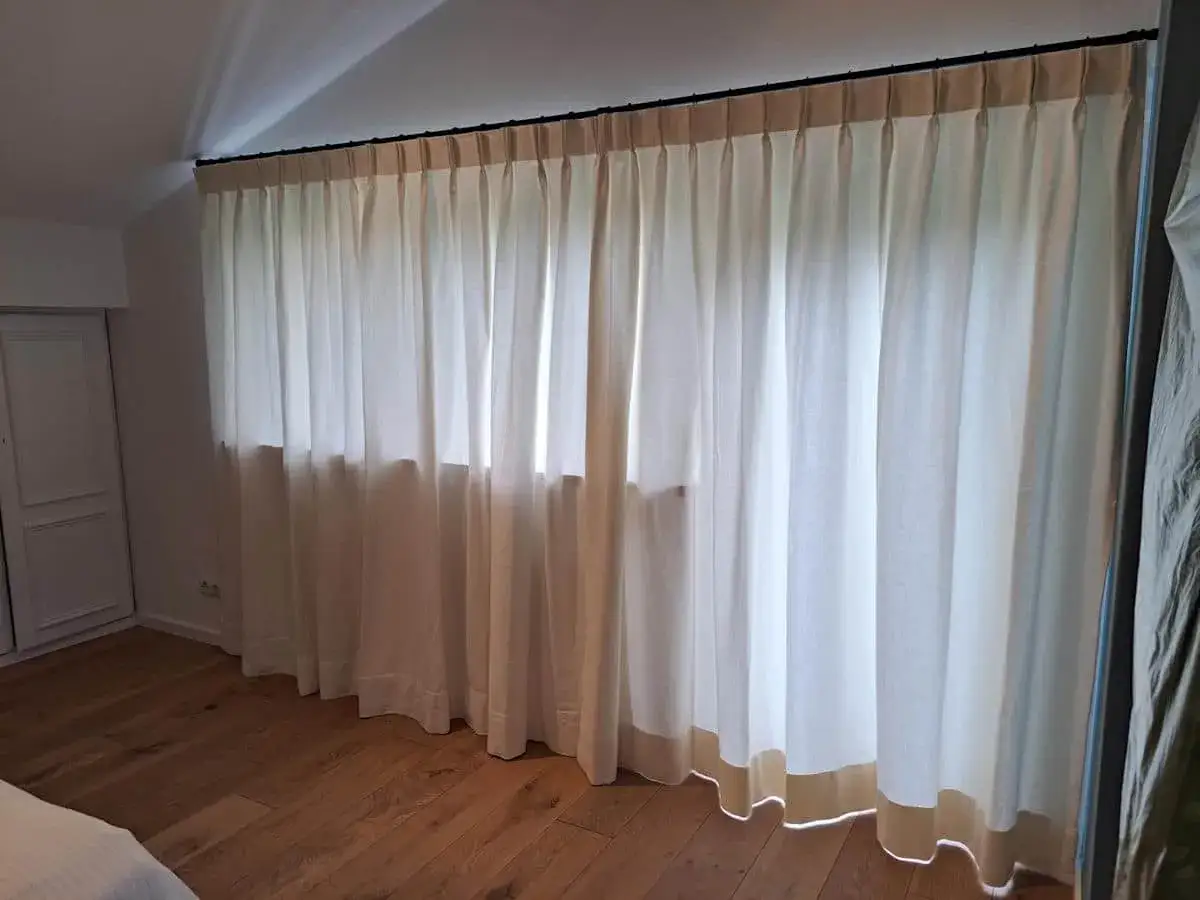 Helle Gardinen mit Faltenwurf, verschiedene Varianten der Aufhängung, die ein gemütliches Ambiente schaffen.