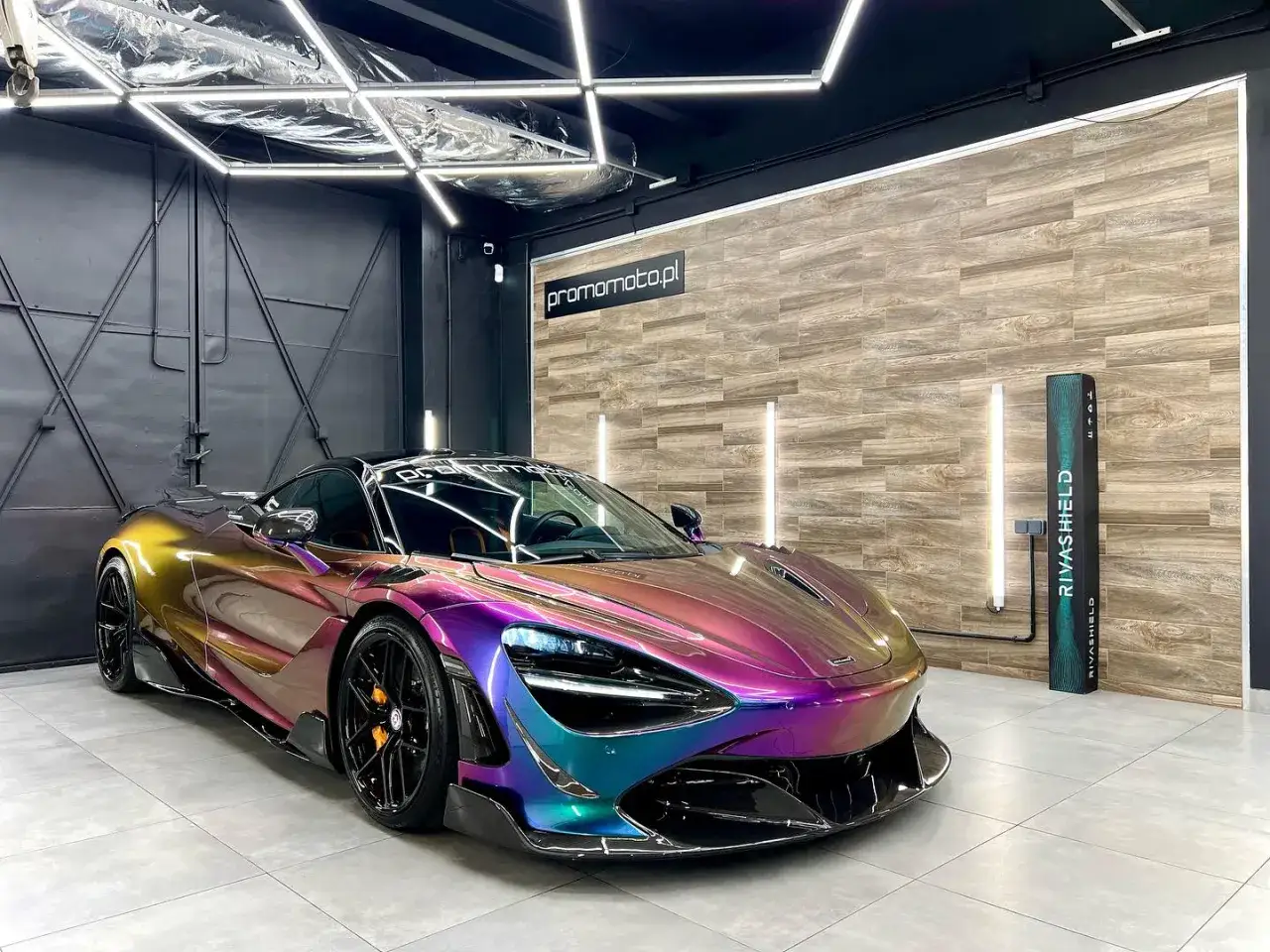 McLaren w spektakularnym foliowaniu auta, mieniący się odcieniami fioletu, zieleni i złota.