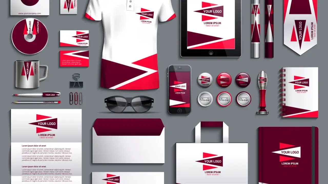 Zestaw materiał&oacute;w promocyjnych z logo: koszulka, kubek, tablet, telefon, długopis, notes, torba. Idealne inspiracje, jak zrobić plakat i sp&oacute;jną identyfikację wizualną.