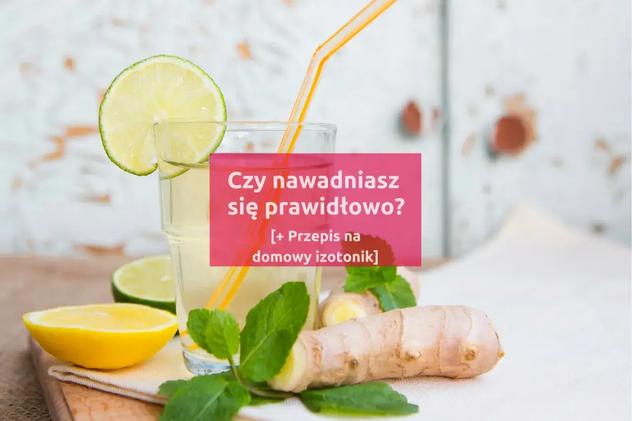 Domowe sposoby na elektrolity dla seniora: orzeźwiający napój z cytryną, limonką i imbirem.