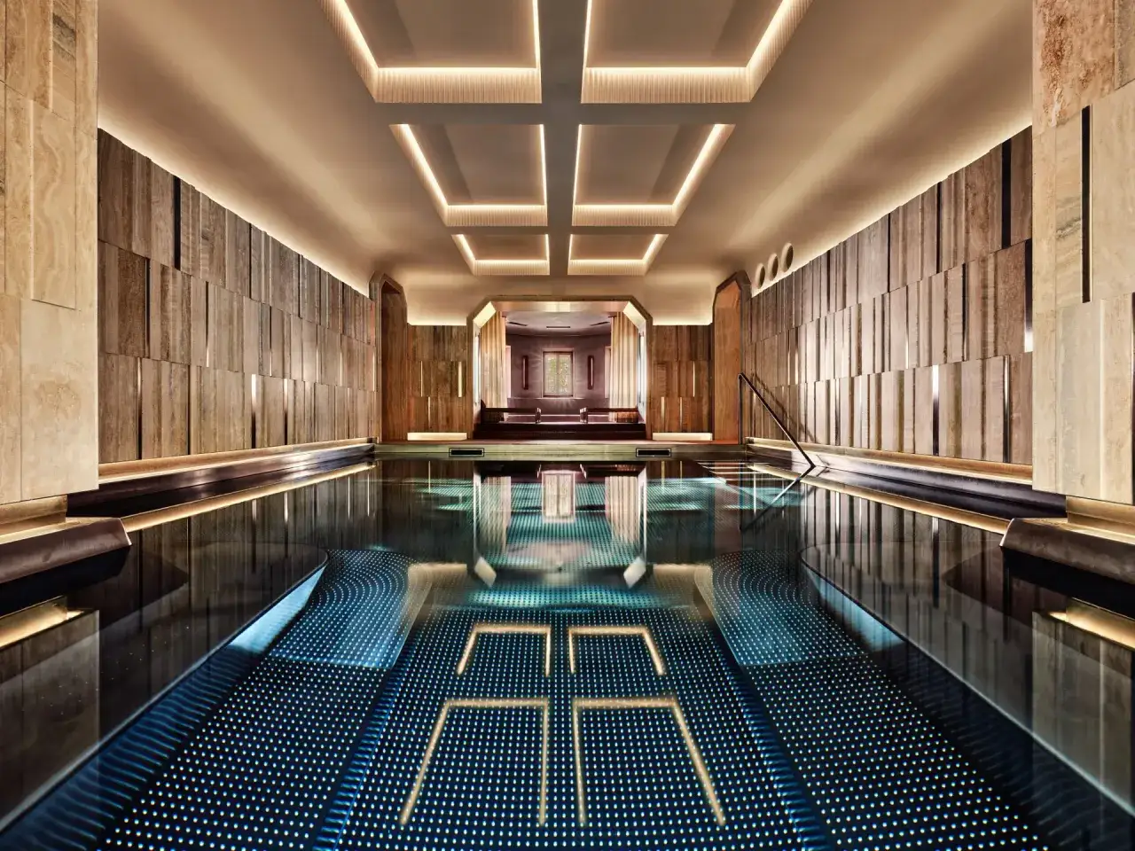 Luksusowe **spa** z podświetlanym basenem i kamiennymi ścianami. Relaks i odprężenie w nowoczesnym wydaniu.