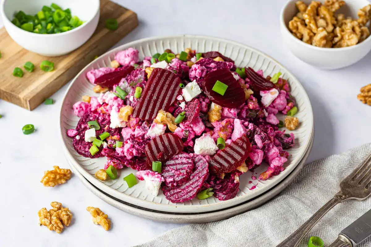 Klassischer Rote Bete Salat mit Feta und Waln&uuml;ssen appetitlich angerichtet