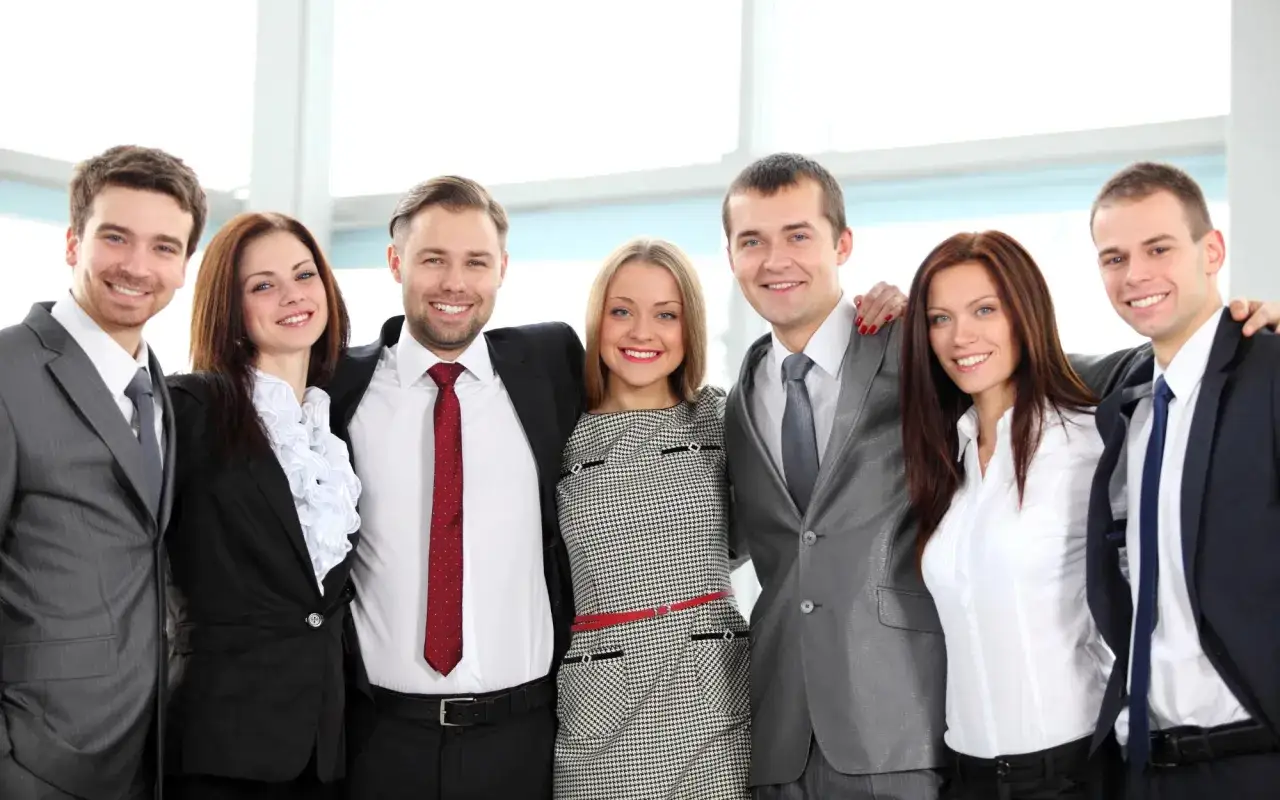 Equipo sonriente, listo para invertir en su futuro. Los gastos de formaci&oacute;n son una cuenta contable clave para el crecimiento.