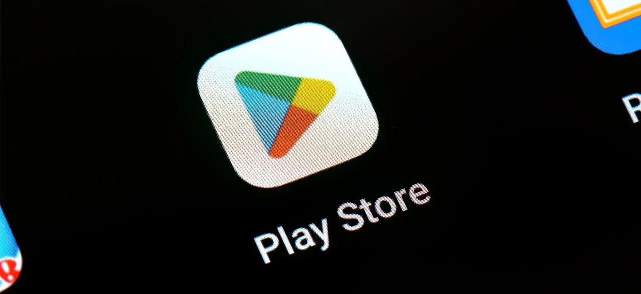 Ikona Play Store z kolorowym logo, symbolizująca bezpieczeństwo dzięki Google Play Protect.