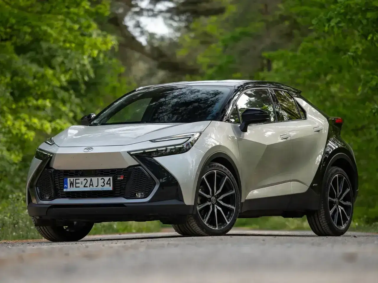 Nowy Toyota C-HR GR Sport na drodze. Sprawdź jego niskie **toyota chr spalanie** w trasie i mieście.