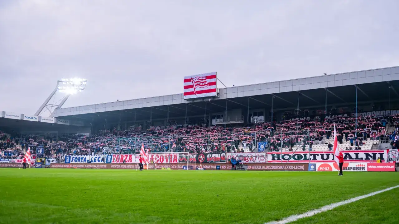 Stadion Cracovii wypełniony kibicami. Na trybunach widać flagi i szaliki w barwach klubu. Prezes Cracovii z pewnością był dumny z dopingu!