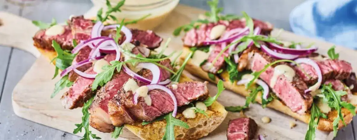Gegrilltes Steak mit Rucolasalat als Beilage