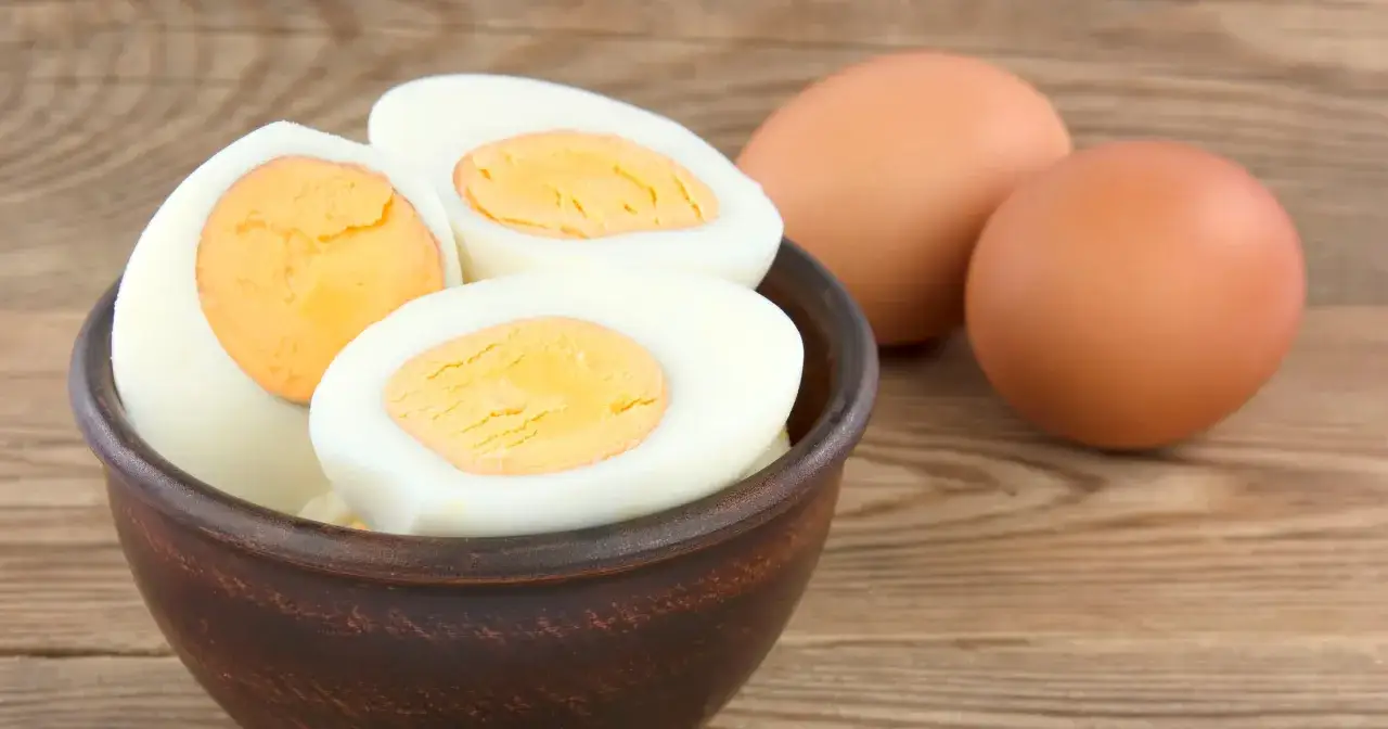Jajka na twardo w miseczce, obok całe jajka. Zastanawiasz się, ile kcal ma jajko na twardo? To świetna przekąska!