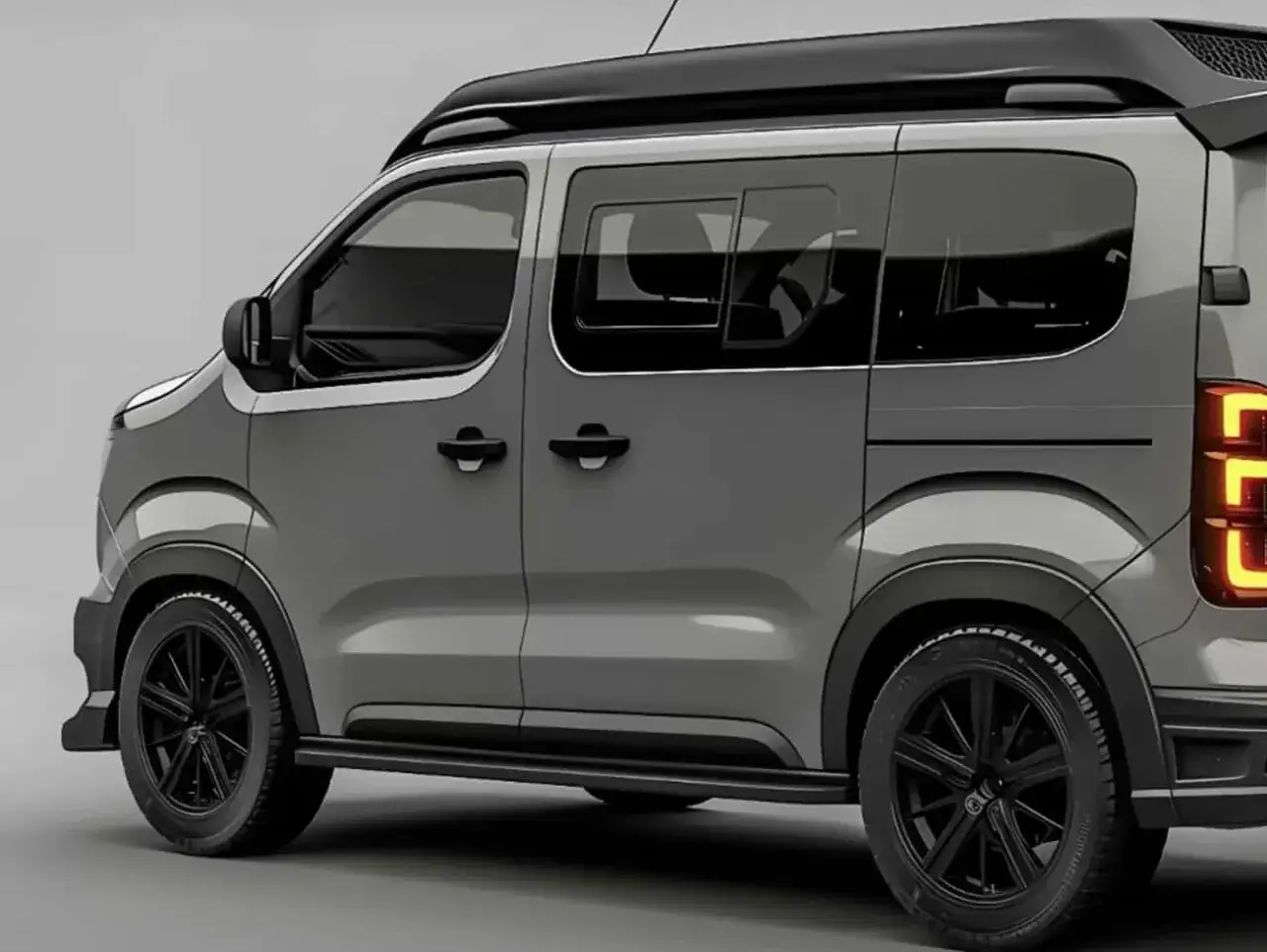Veh&iacute;culo gris con techo negro y llantas negras. Sus puertas correderas facilitan el acceso a este coche familiar.