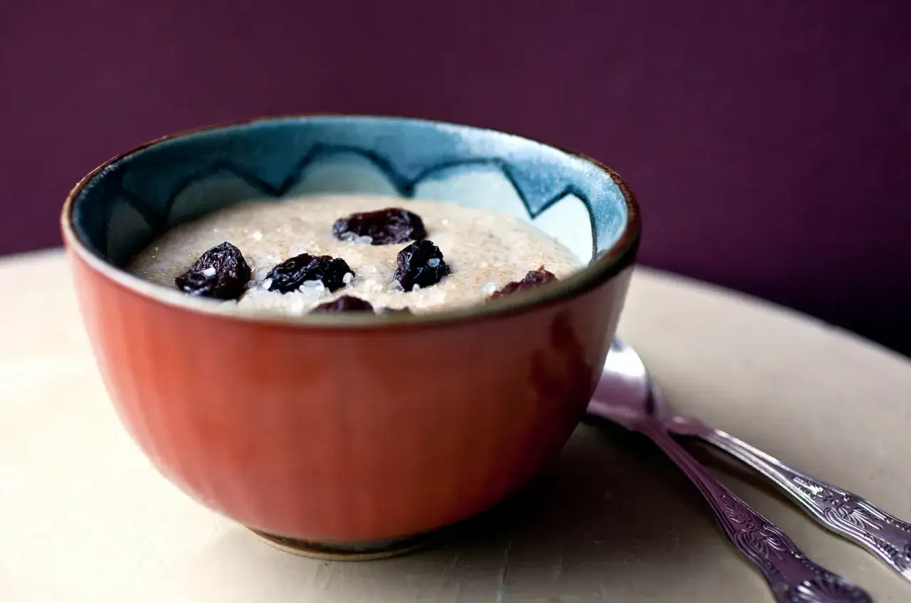 Un taz&oacute;n de amaranto que es un cereal nutritivo, con pasas y cristales de az&uacute;car, listo para disfrutar.