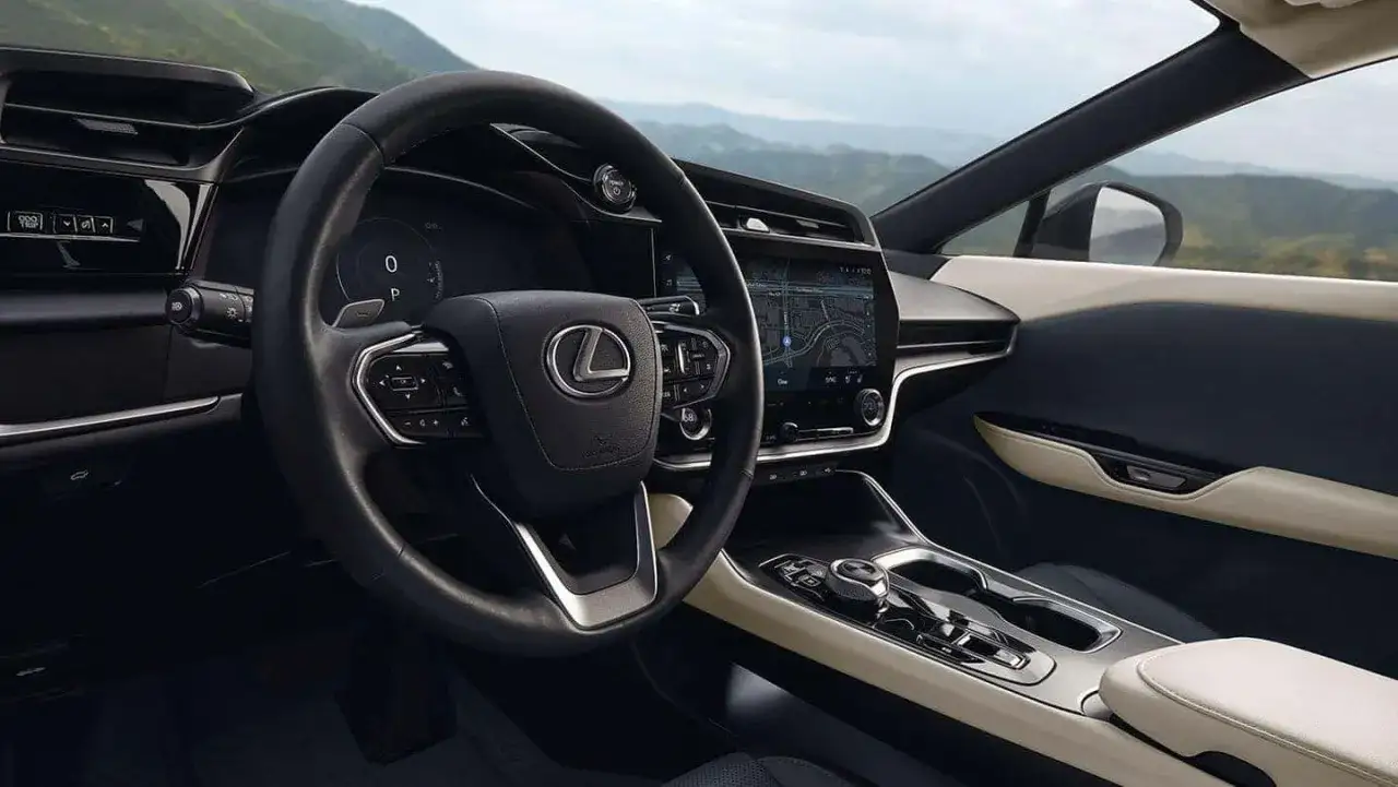 Wnętrze Lexus RZ z ekranem nawigacji i kierownicą. Eleganckie detale i nowoczesny design.