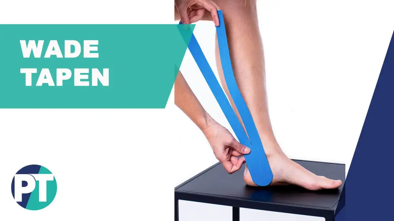 Anleitung zum Wade tapen bei Schmerzen. H&auml;nde legen blaues Kinesio-Tape an Unterschenkel und Ferse an.