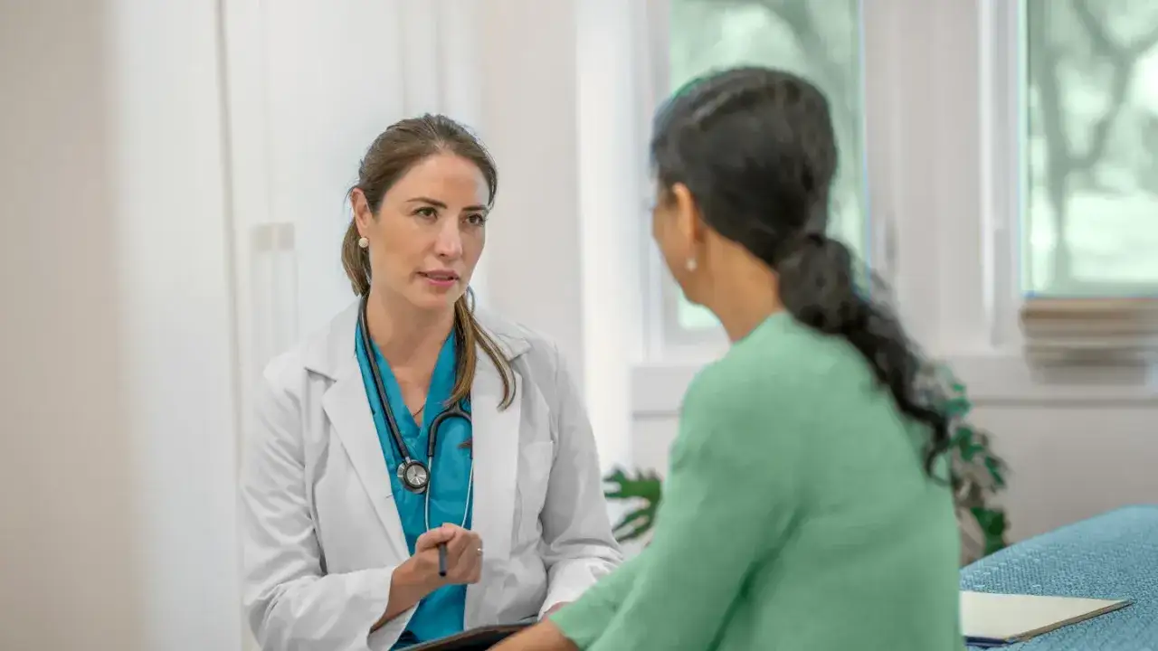 L&auml;kare diskuterar klimakteriet, sexlust och medicin med patient.
