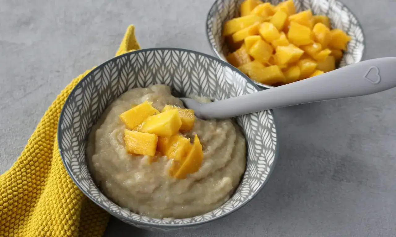 Brei mit Mango: Ein feiner Unterschied zwischen Abendbrei und Nachmittagsbrei, der den Tag versüßt.