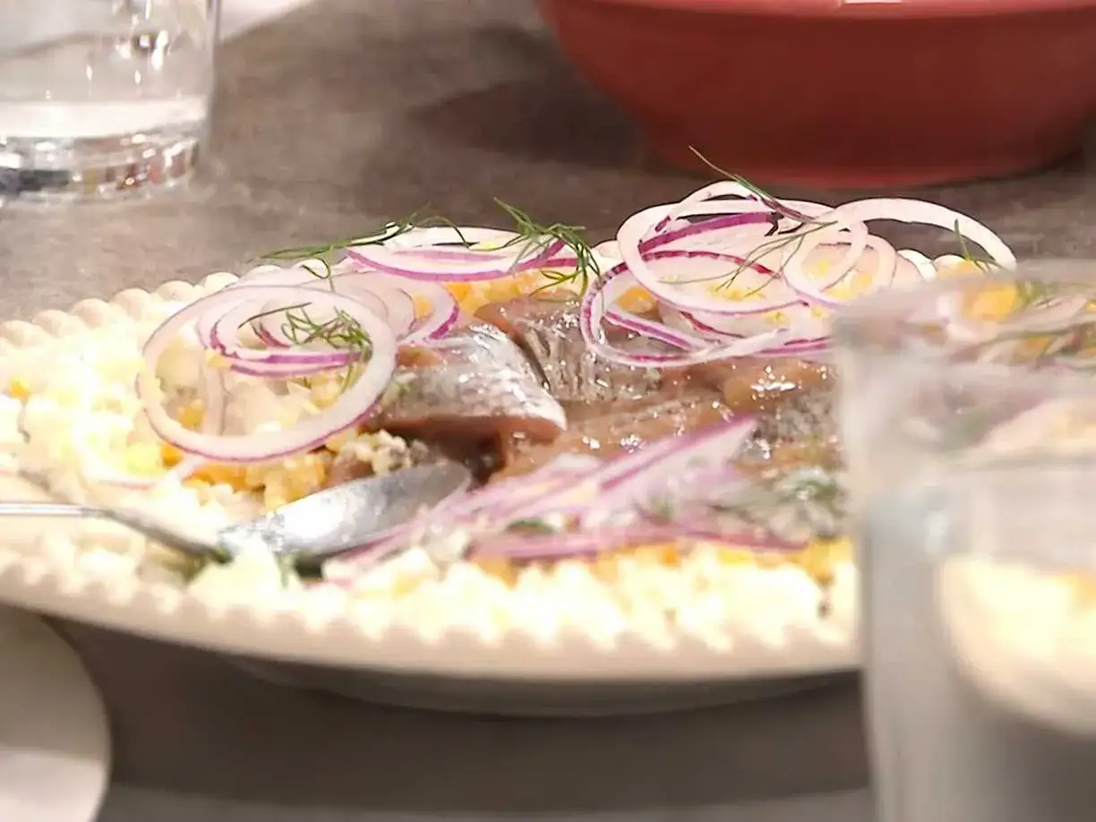 Matjessill recept: sillfil&eacute;er med r&ouml;dl&ouml;k, dill och &auml;gg. En klassisk svensk r&auml;tt.