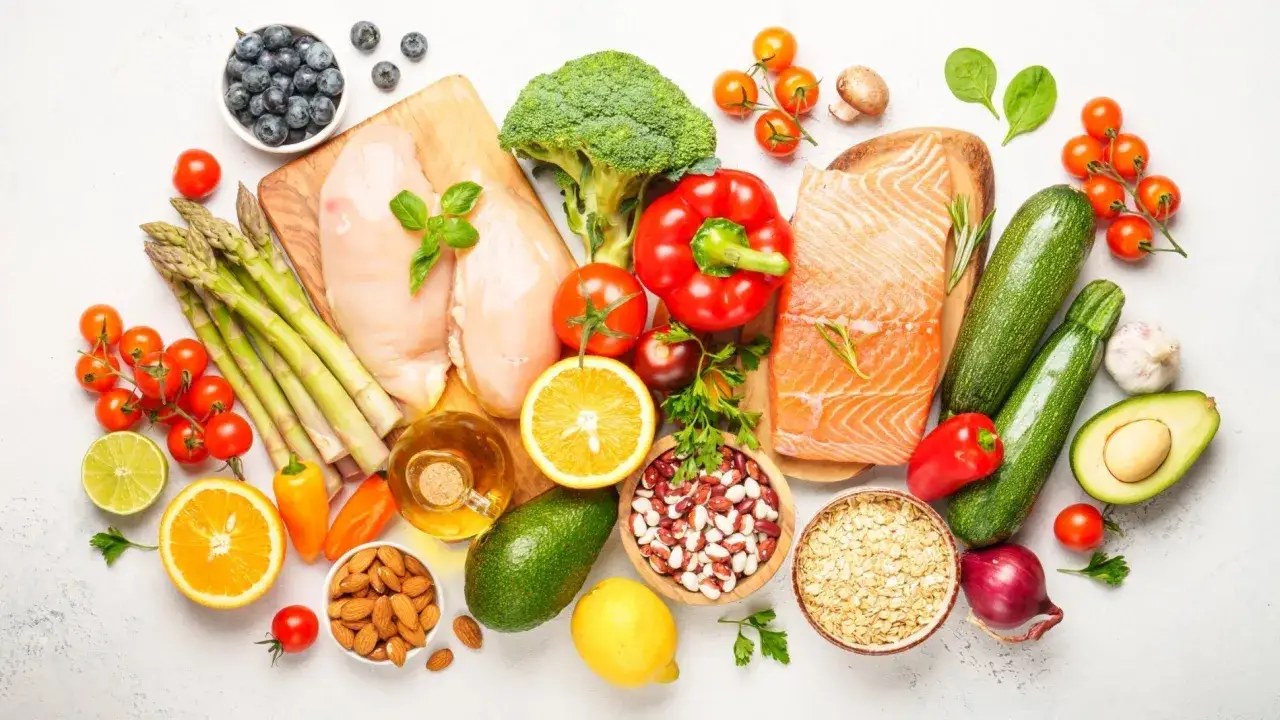 Un aper&ccedil;u des aliments pour un r&eacute;gime Natman : poulet, saumon, l&eacute;gumes verts, fruits, noix et grains.