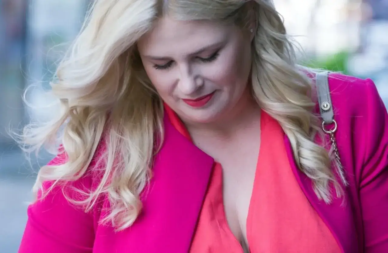 Elżbieta Romanowska w różowej marynarce, z burzą blond włosów i makijażem. Czyżby myślała o mężu?