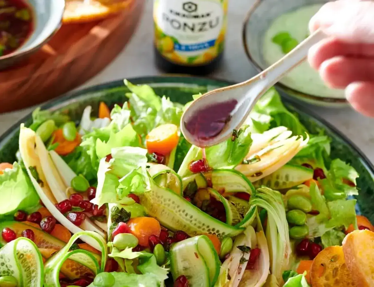 Sos sojowy do czego? Do tej pysznej, kolorowej sałatki z og&oacute;rkiem, edamame i granatem. Idealny dodatek!