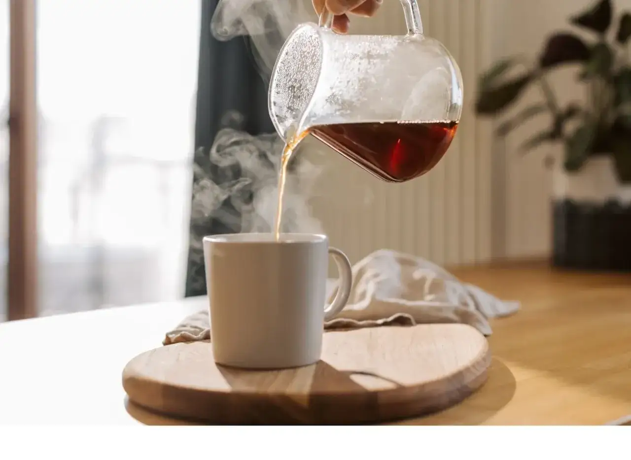 Gorąca herbata pu-erh paruje, gdy jest nalewana do kubka. Zastanawiasz się nad jej spożyciem? Sprawdź herbata pu-erh przeciwwskazania.