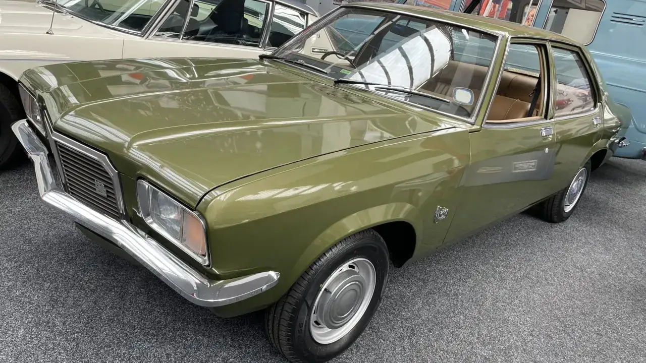 En olivgr&ouml;n Vauxhall Cavalier fr&aring;n 70-talet, en klassisk modell som v&auml;cker nostalgi.